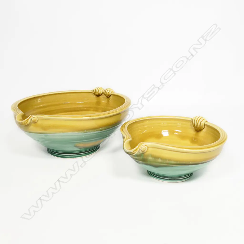 Two Van der Putten pottery pouring bowls, Image 1++