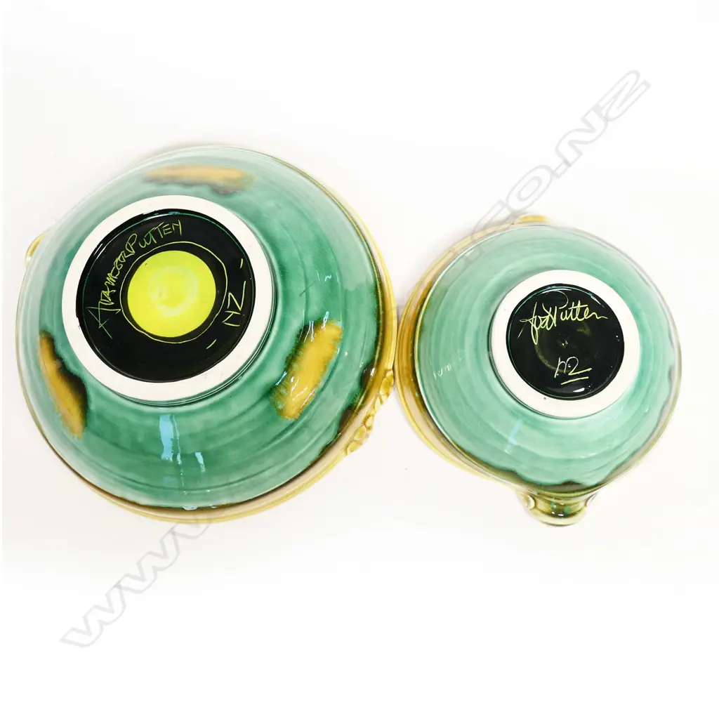 Two Van der Putten pottery pouring bowls, Image 1++