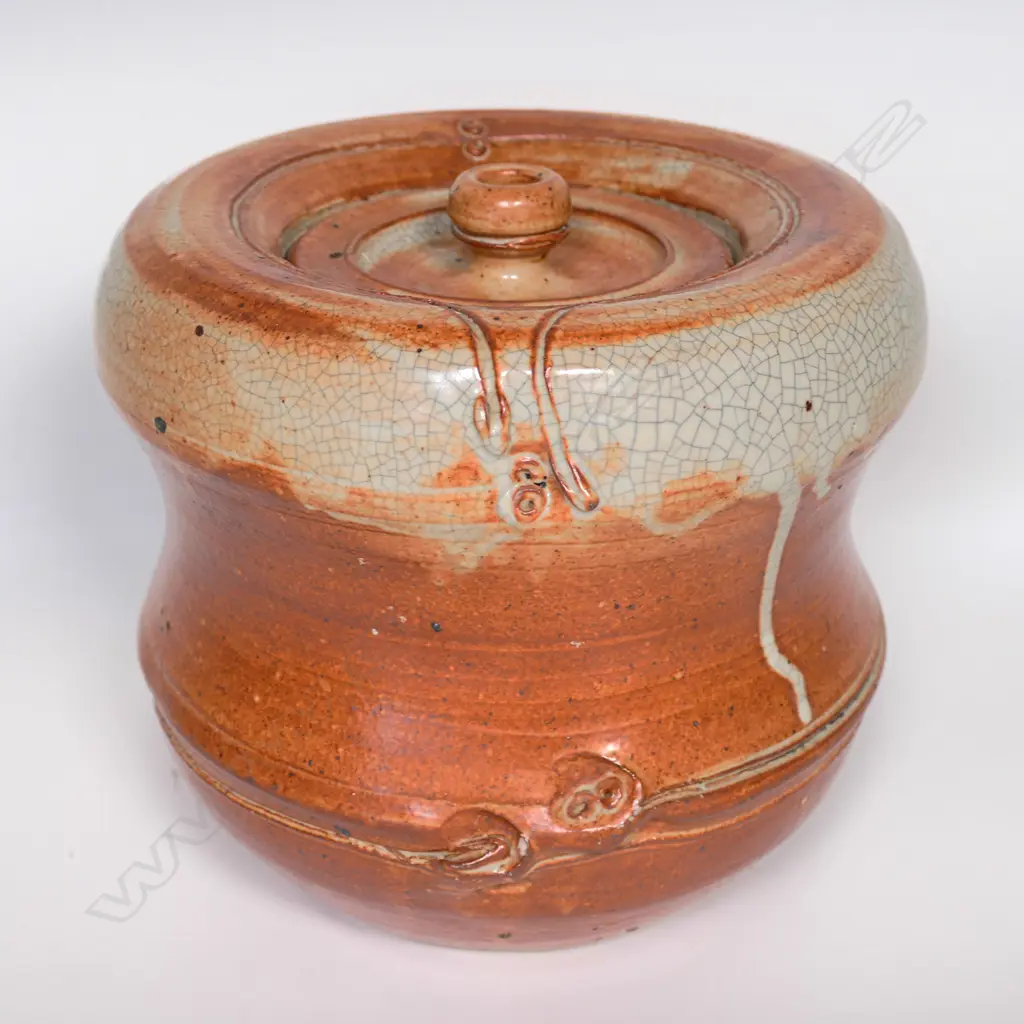 A large shino glaze storage jar, Image 1++