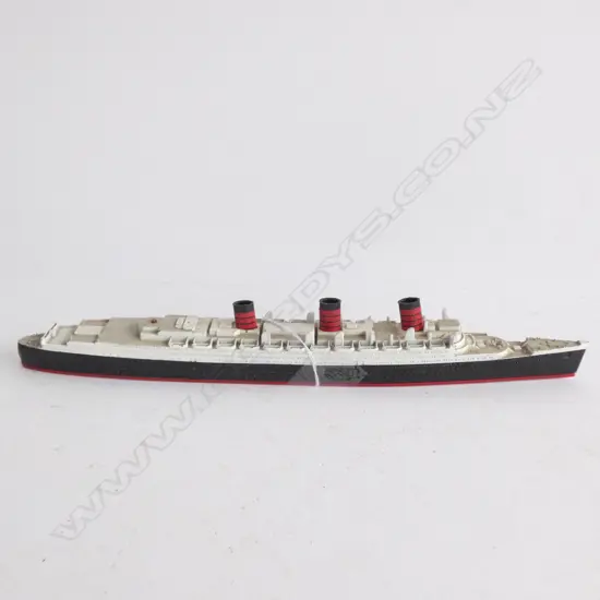 SM. QUEEN MARY SHIP DIE CAST MODEL - L. 255MM