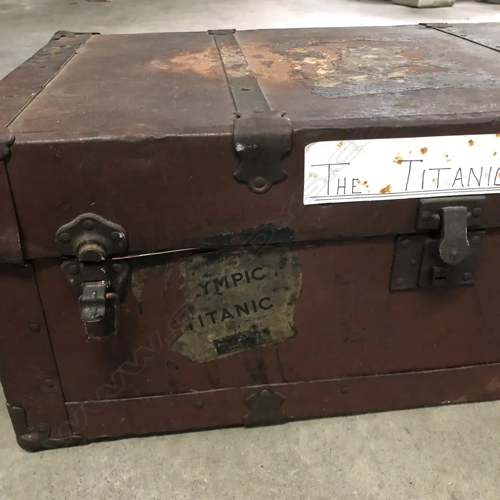 THE 'TITANIC TRUNK' with LABEL & NEWSPAPER... Image 1++