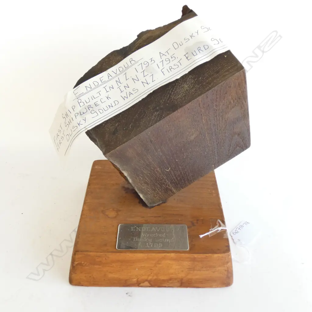 WOOD BLOCK FROM THE ENDEAVOUR SHIPWRECK DUSKY SOUND 1795 H. 245MM Image 1++