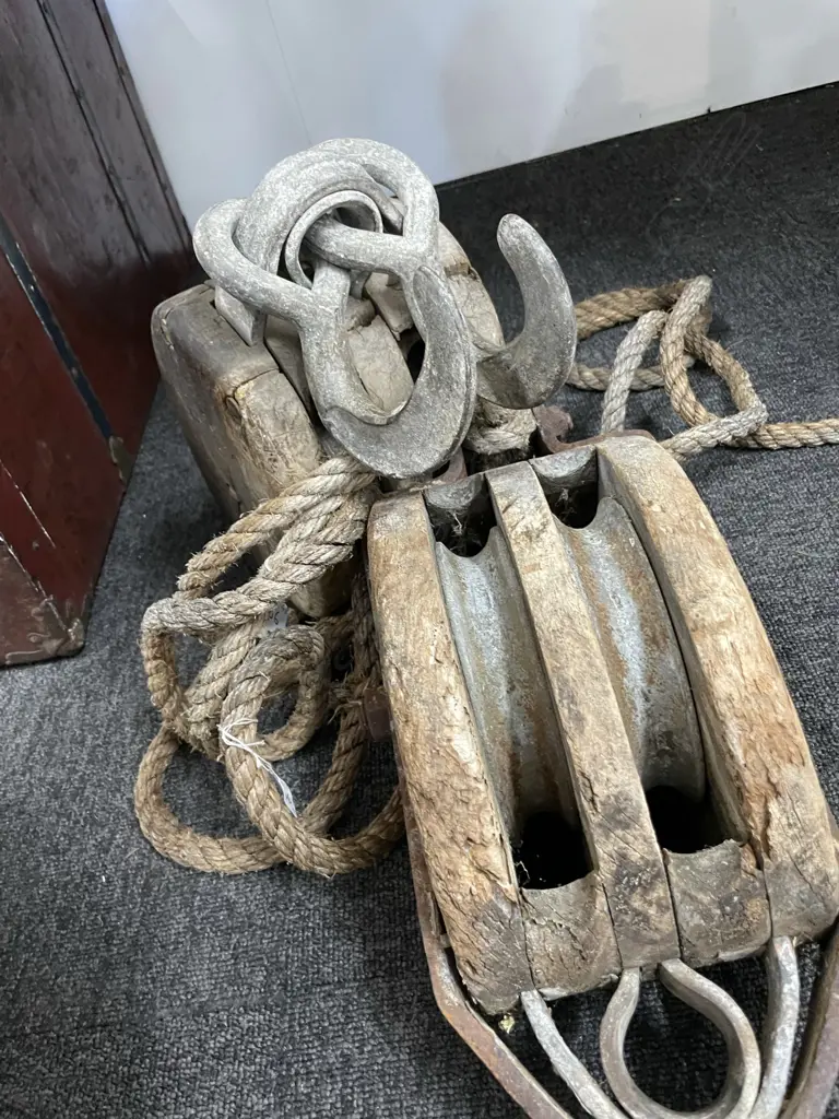 PR OLD WOODEN & IRON PULLEYS WITH ROPE, L. 410MM Image 1++