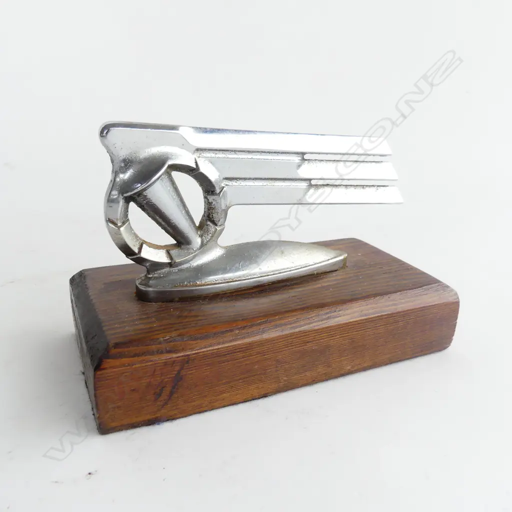 'Standard' chrome car mascot, Image 1++