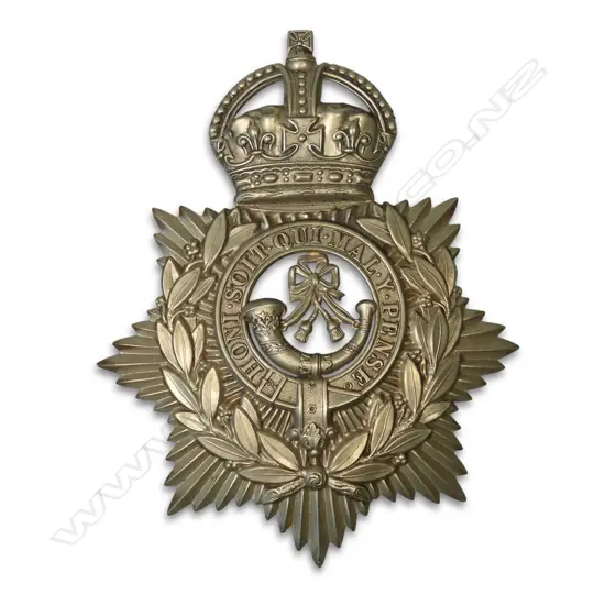 BRITISH HELMET PLATE (bugle & garter) KC, WM
