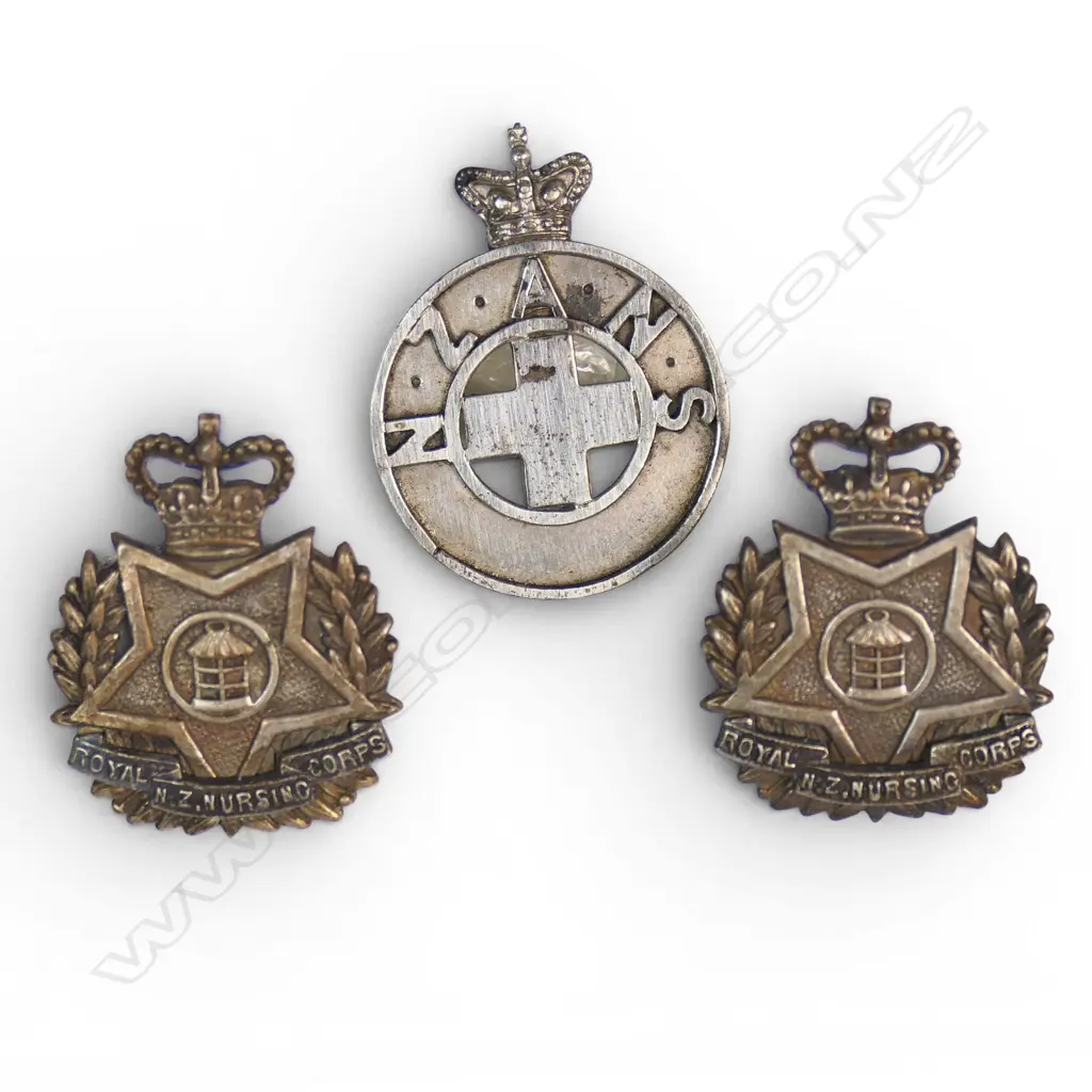 8/246 8/250 OLDHAM $290 ARMY NURSING SERVICE HAT BADGE, QVC,SP + RNZ N CORPS COLLAR BADGES, QC. Image 1++
