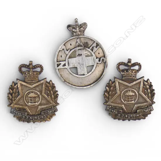 8/246 8/250 OLDHAM $290 ARMY NURSING SERVICE HAT BADGE, QVC,SP + RNZ N CORPS COLLAR BADGES, QC.