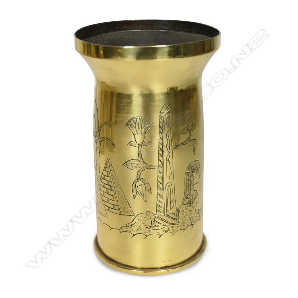 Four NZ engraved WWII brass shell case vases, Image 1++
