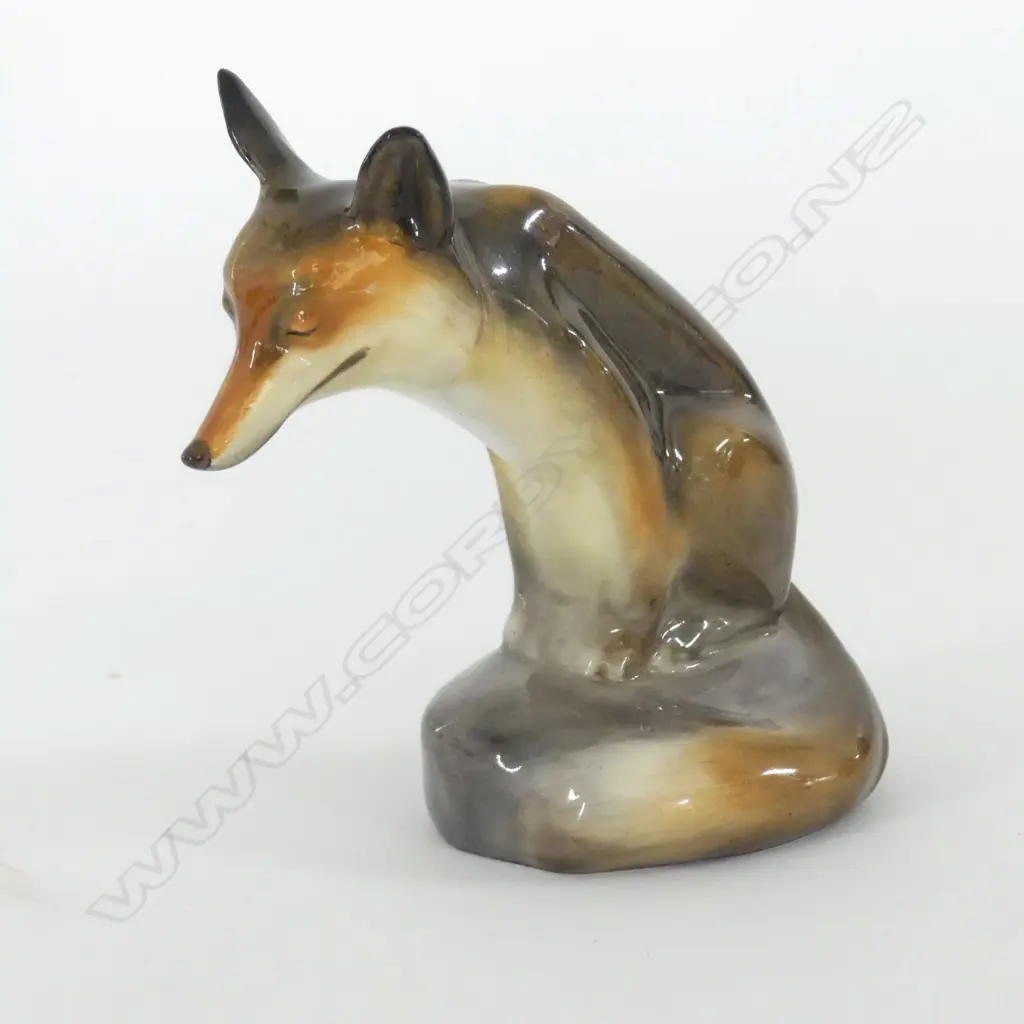 DOULTON SEATED SMILING FOX HN147.  H.115mm Image 1++