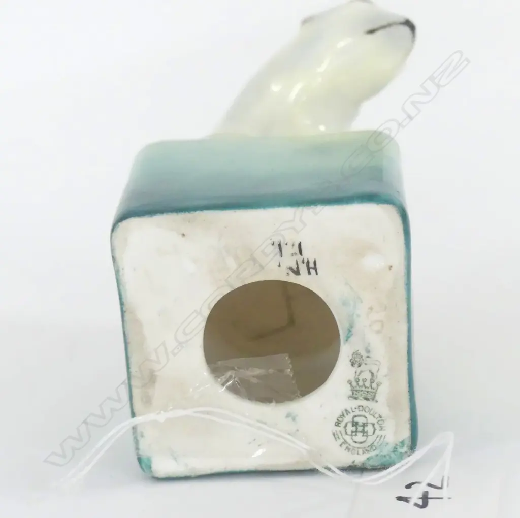 RARE DOULTON POLAR BEAR ATOP A GREEN CUBE. MARKS TO BASE HN121?  H.95mm Image 1++