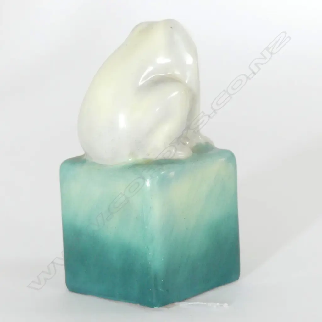 RARE DOULTON POLAR BEAR ATOP A GREEN CUBE. MARKS TO BASE HN121?  H.95mm Image 1++