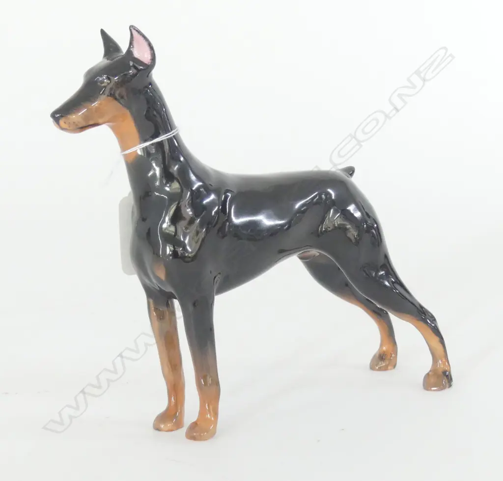 DOULTON STANDING DOBERMAN, MED H.160mm Image 1++