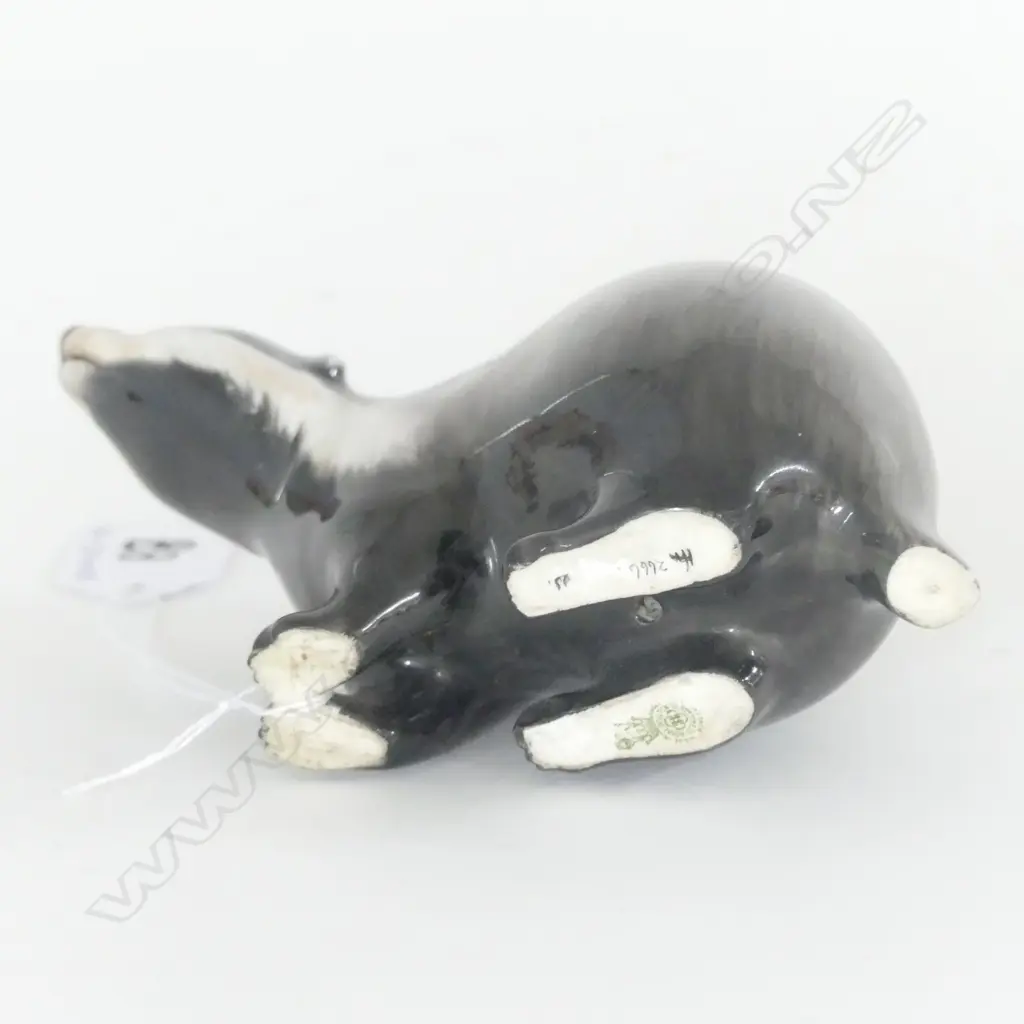 DOULTON MED BADGER, HN 2666 (TINY FLAKE CHIP TO TAIL) 70 x 140mm Image 1++