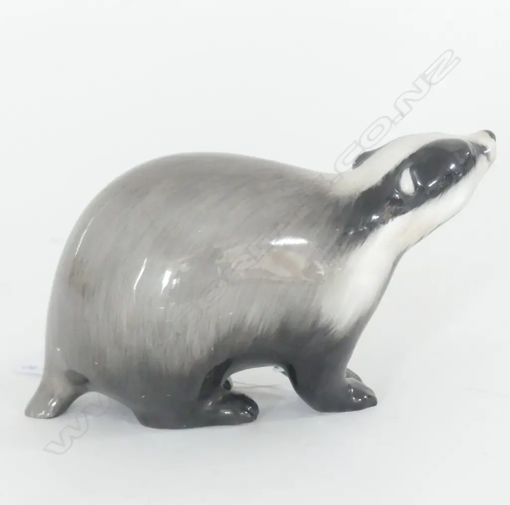 DOULTON MED BADGER, HN 2666 (TINY FLAKE CHIP TO TAIL) 70 x 140mm Image 1++