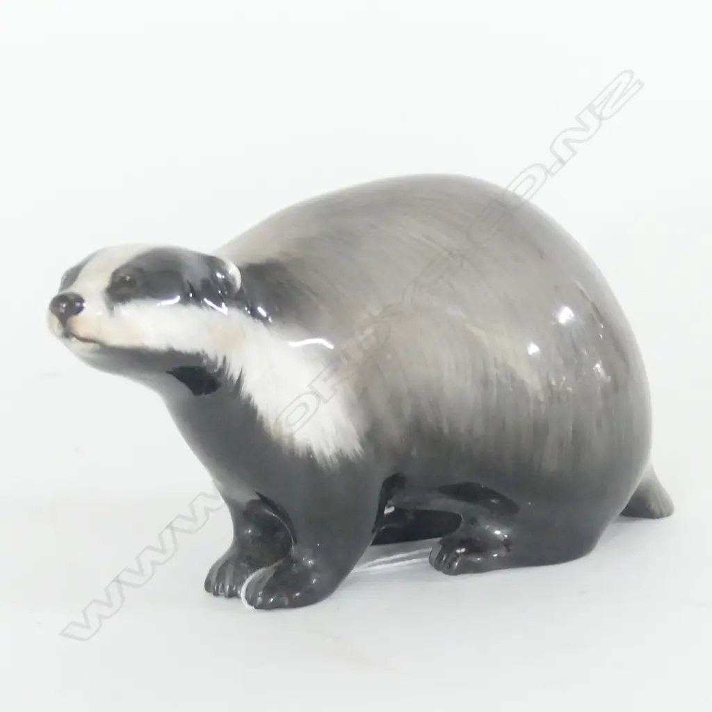 DOULTON MED BADGER, HN 2666 (TINY FLAKE CHIP TO TAIL) 70 x 140mm Image 1++