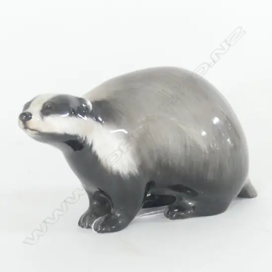 DOULTON MED BADGER, HN 2666 (TINY FLAKE CHIP TO TAIL) 70 x 140mm