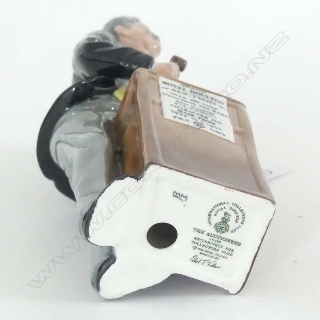 DOULTON FIGURE:  THE AUCTIONEER HN2988 Image 1++
