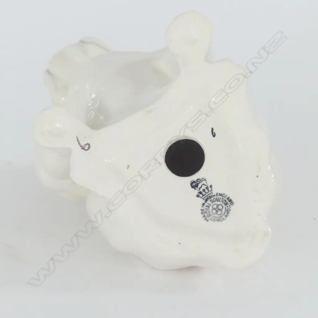 DOULTON SEATED BULLDOG, WHITE & BROWN, H.135mm Image 1++