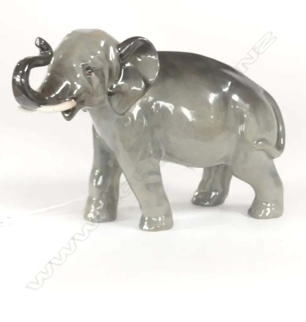 DOULTON ELEPHANT TRUNK IN SALUTE, MED L.160mm Image 1++