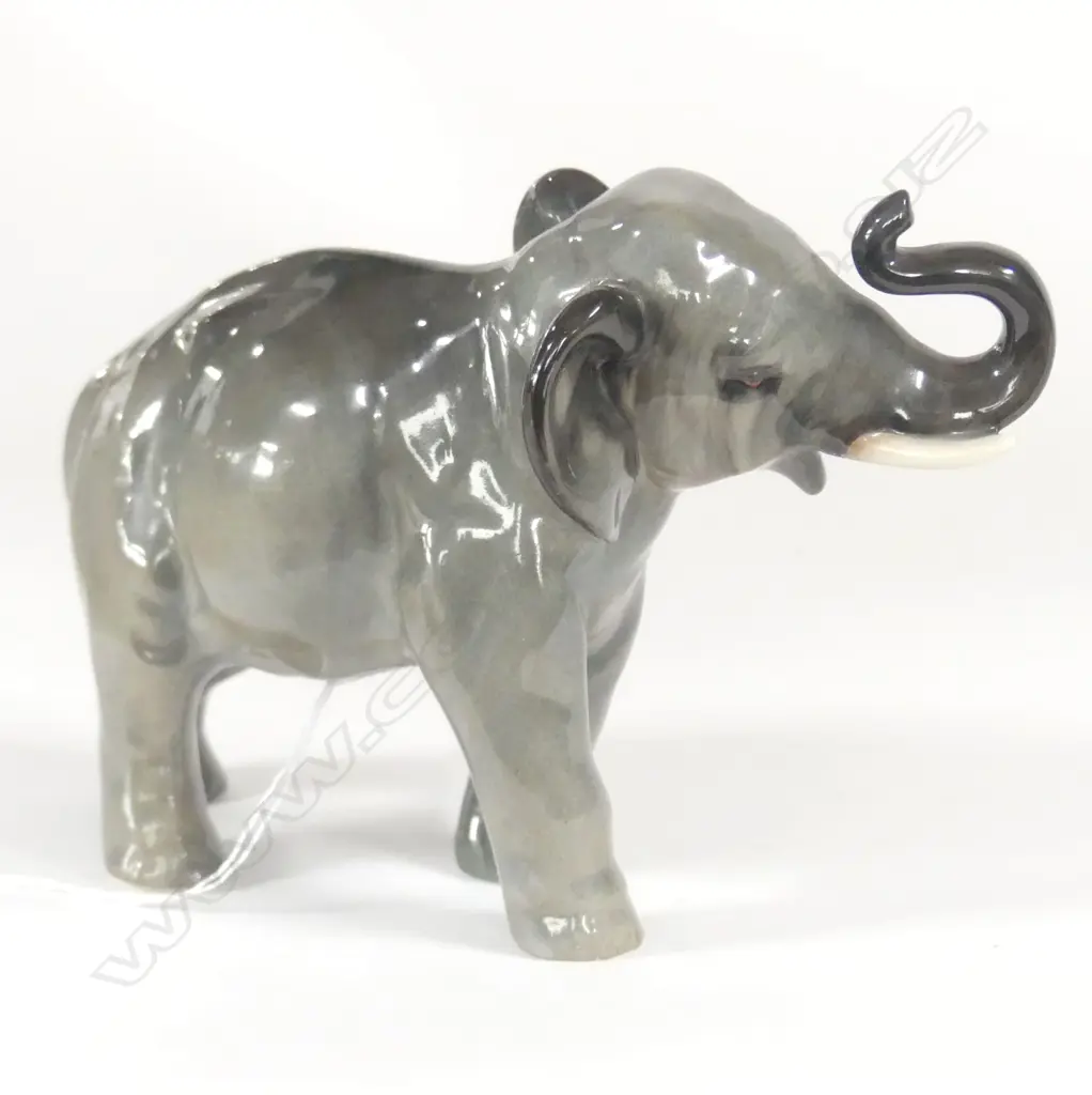DOULTON ELEPHANT TRUNK IN SALUTE, MED L.160mm Image 1++