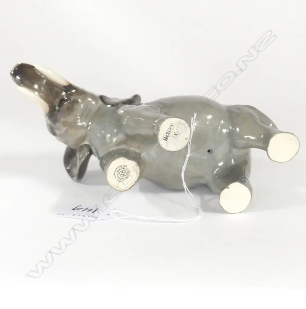 DOULTON ELEPHANT TRUNK IN SALUTE, MED L.160mm Image 1++