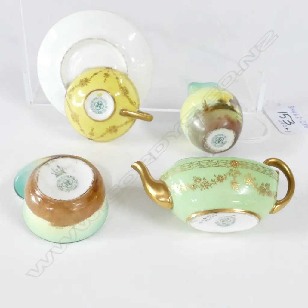 DOULTON MINIATURE PIECES TEAPOT WIDTH 70mm Image 1++