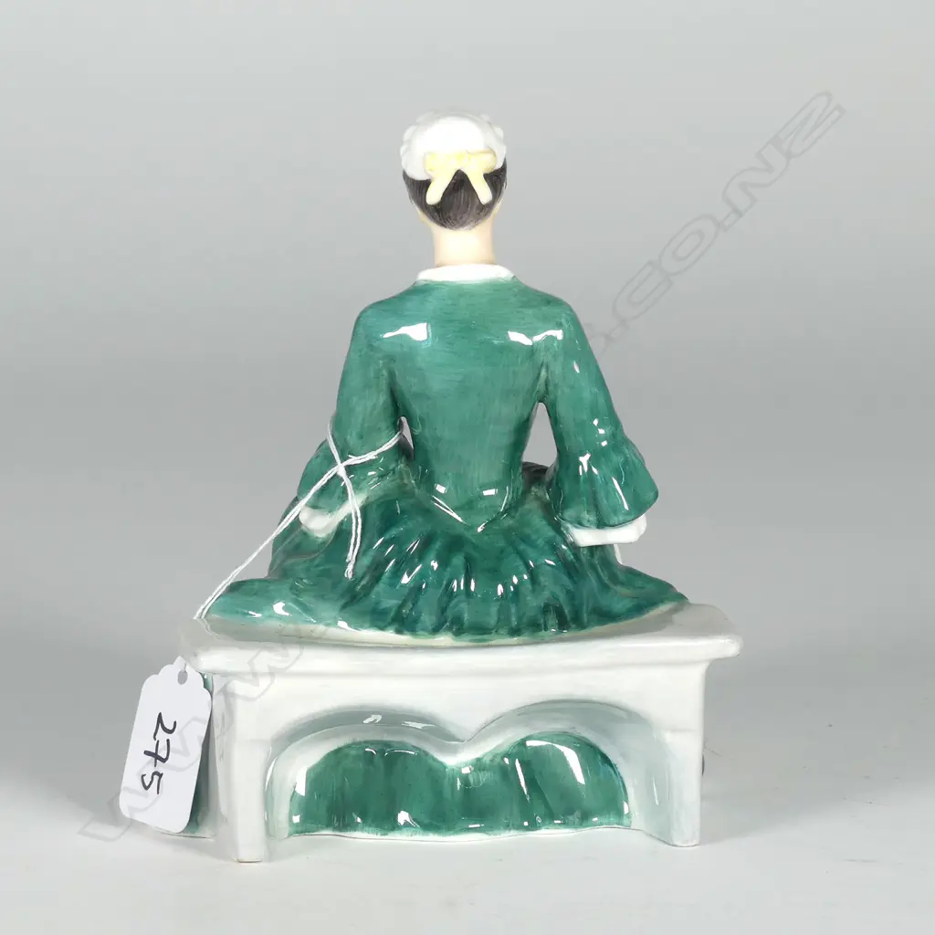 DOULTON FIGURE: A LADY FROM WILLIAMSBURG HN2228  Image 1++