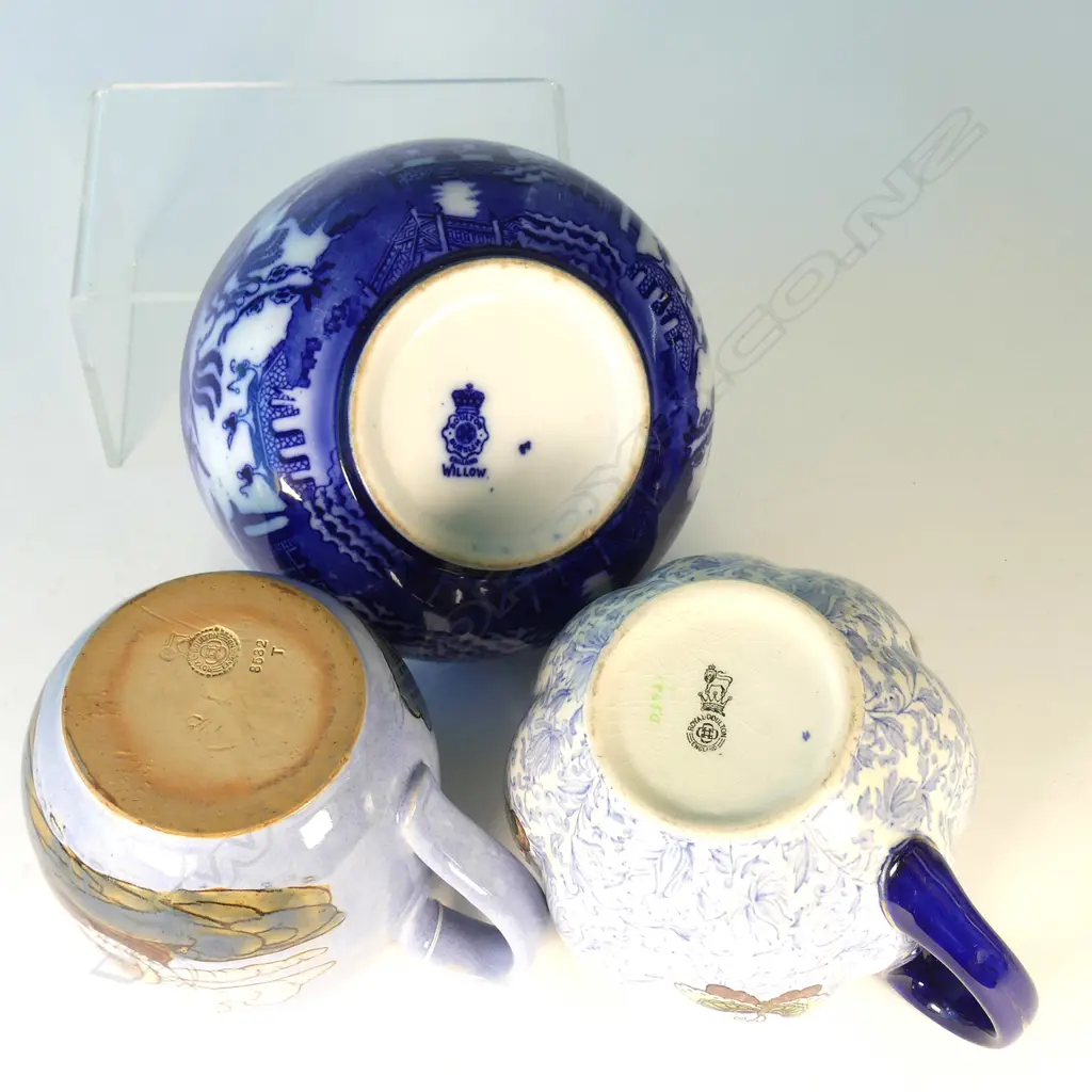 DOULTON WILLOW PATTERN BOWL & 2 OTHER JUGS Image 1++