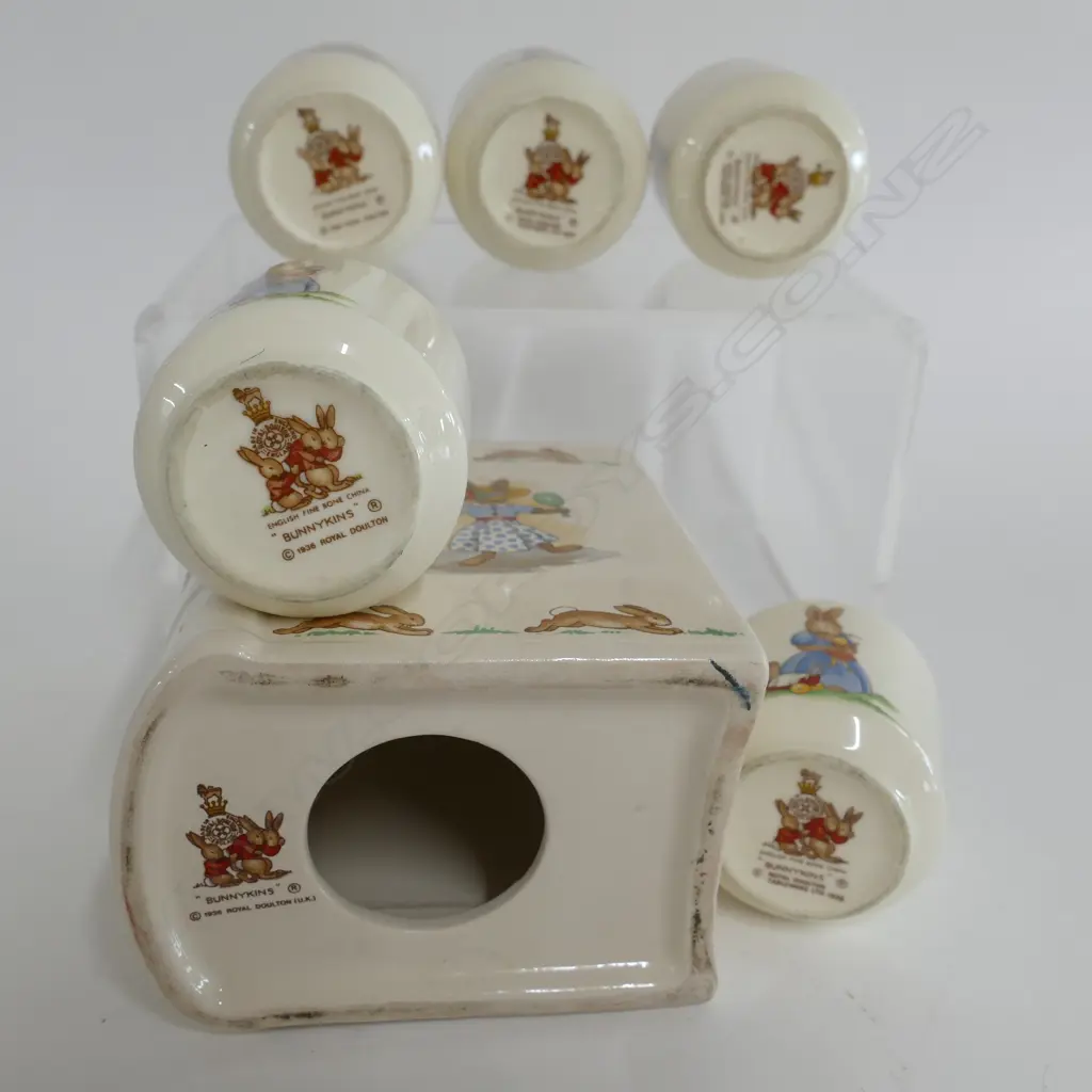 5 BUNNYKINS EGG CUPS AND MONEYBOX Image 1++
