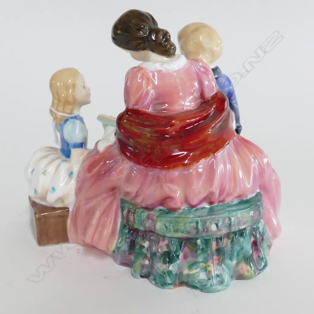 ROYAL DOULTON FIGURINE BEDTIME STORY 150MM H Image 1++