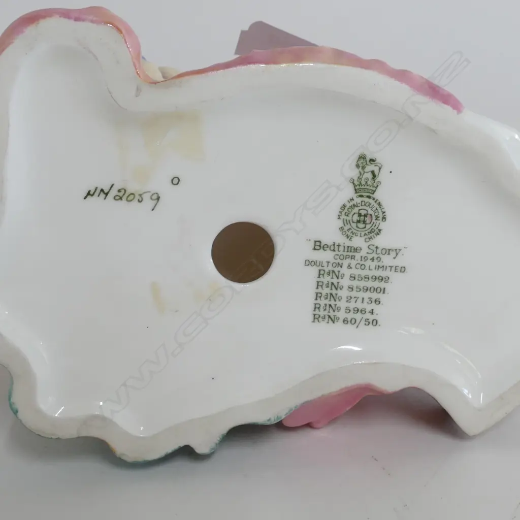ROYAL DOULTON FIGURINE BEDTIME STORY 150MM H Image 1++