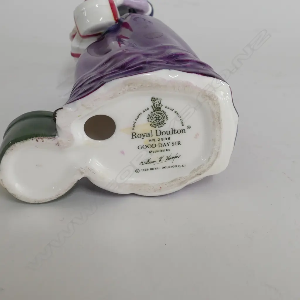 ROYAL DOULTON FIGURINE GOOD DAY SIR 210MM H Image 1++