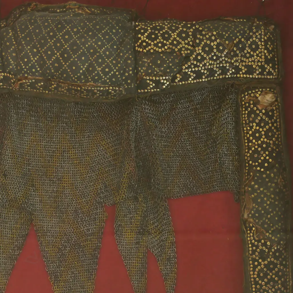 A rare Indian nape and shoulder armour defence (kanthatrāna), 18th/19thC, of padded leather and aventail, Image 1++