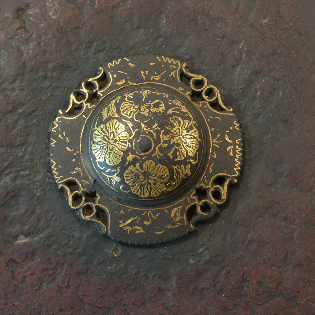 Round Indian Leather shield with four gold Damascened Bosses, Image 1++
