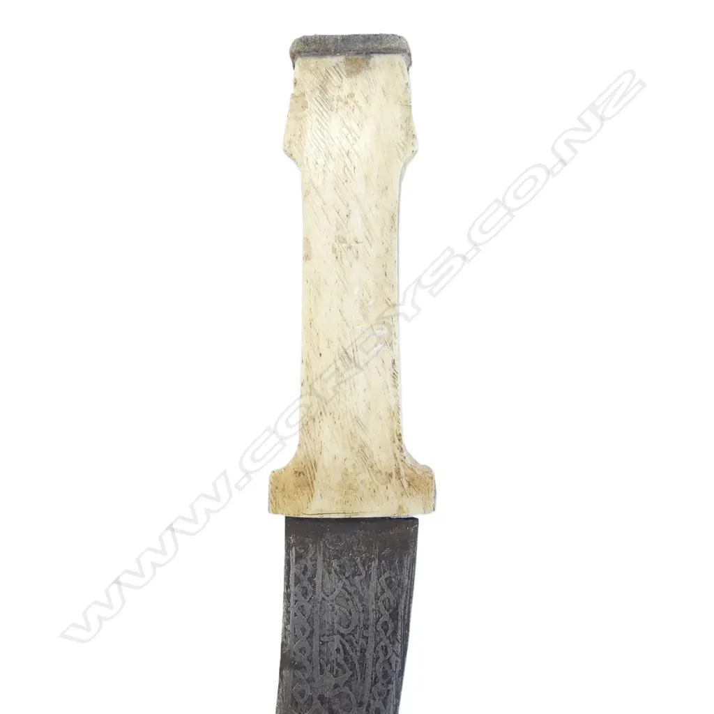 A small Syrian curved bladed dagger with bone hilt, Image 1++