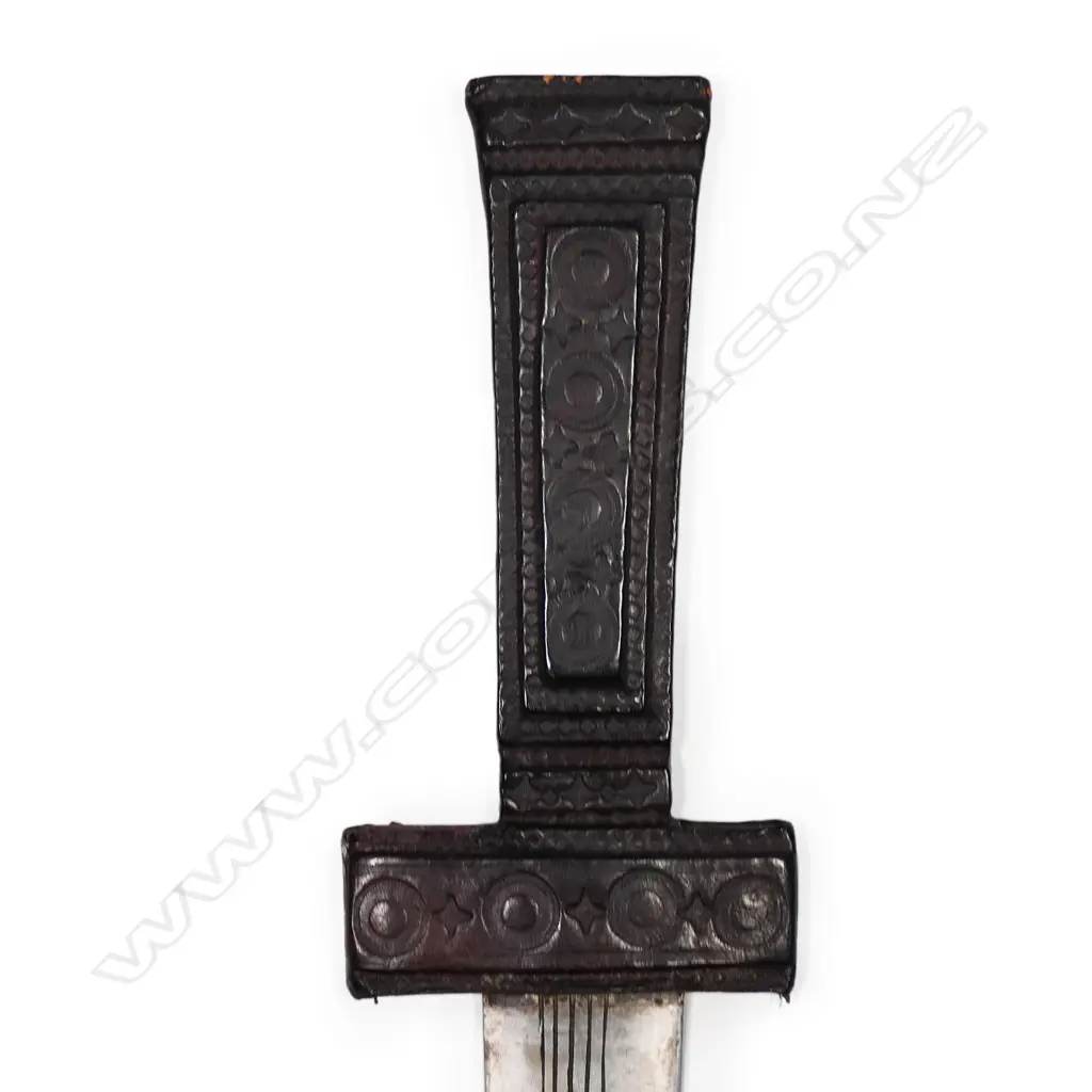 An ethnic short sword, complete in leather scabbard, Image 1++