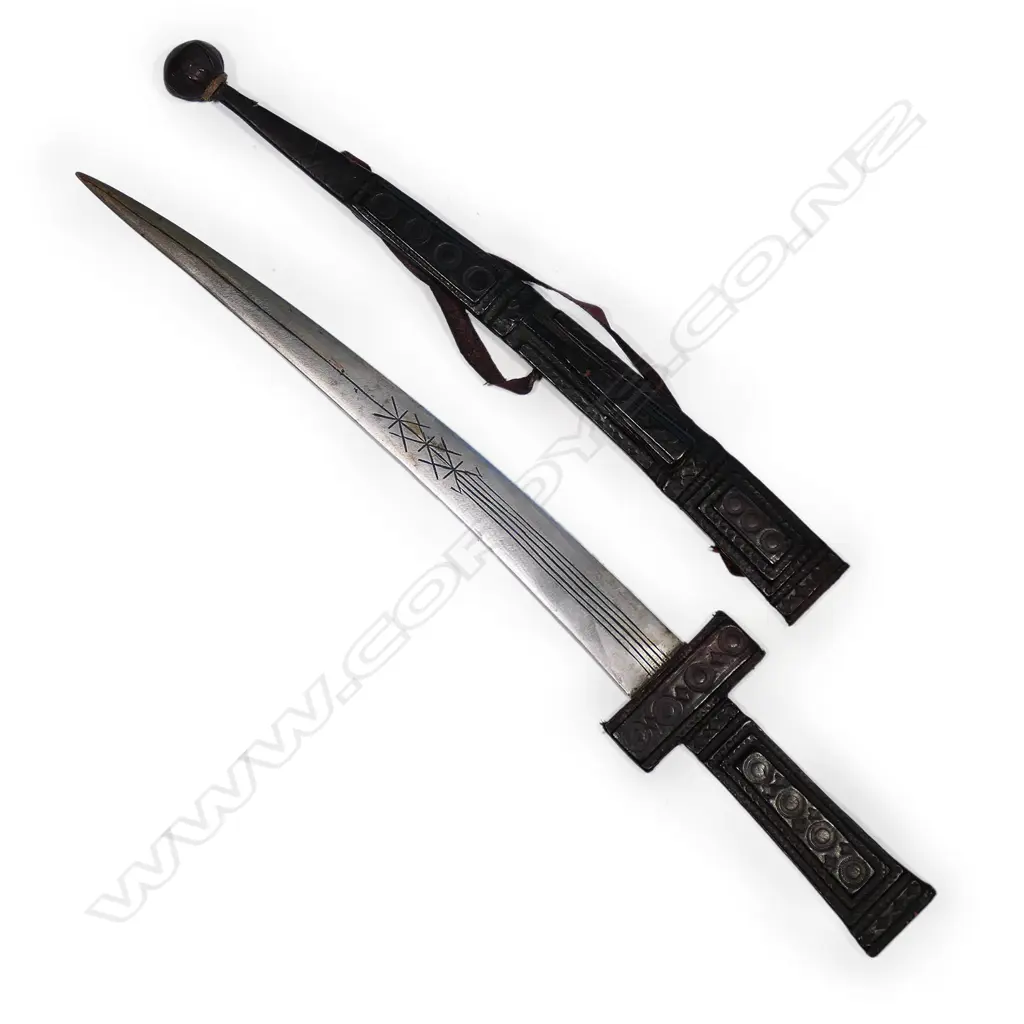 An ethnic short sword, complete in leather scabbard, Image 1++