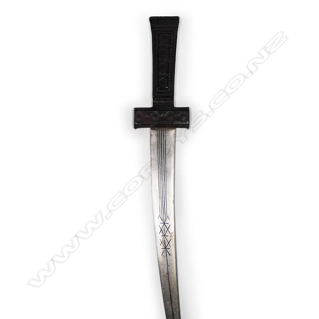 An ethnic short sword, complete in leather scabbard, Image 1++