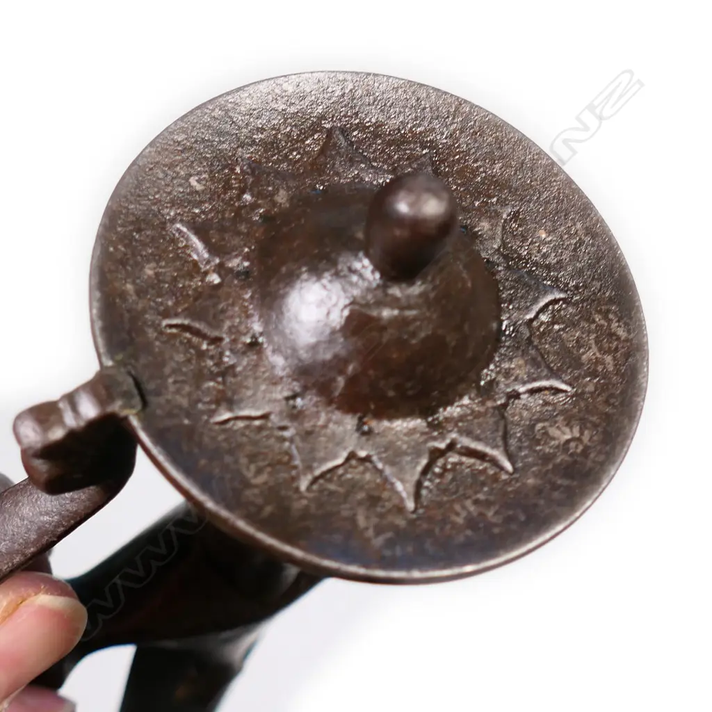A 19thC Indian shamshir with heavily curved blade and floral etched hilt, Image 1++