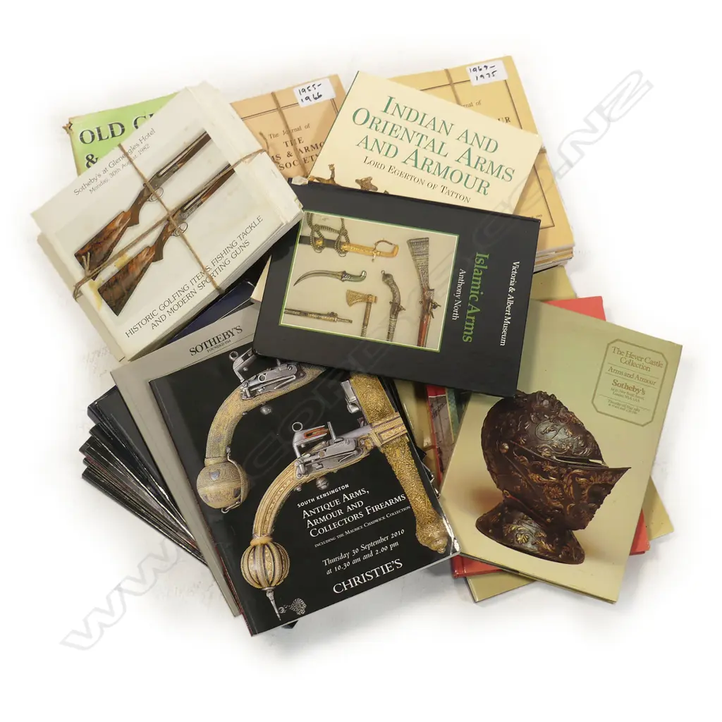 Box of various militaria catalogues and books, Image 1++