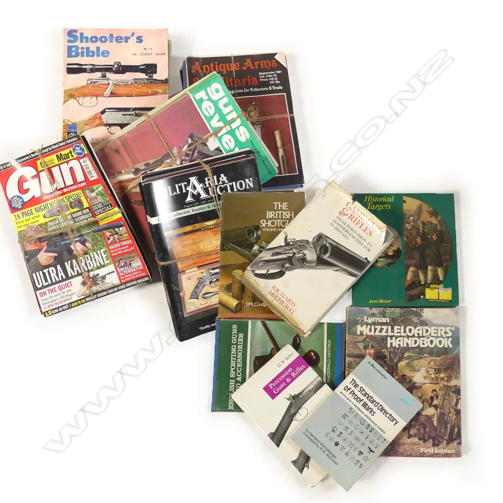 Box of various militaria catalogues and books, Image 1++