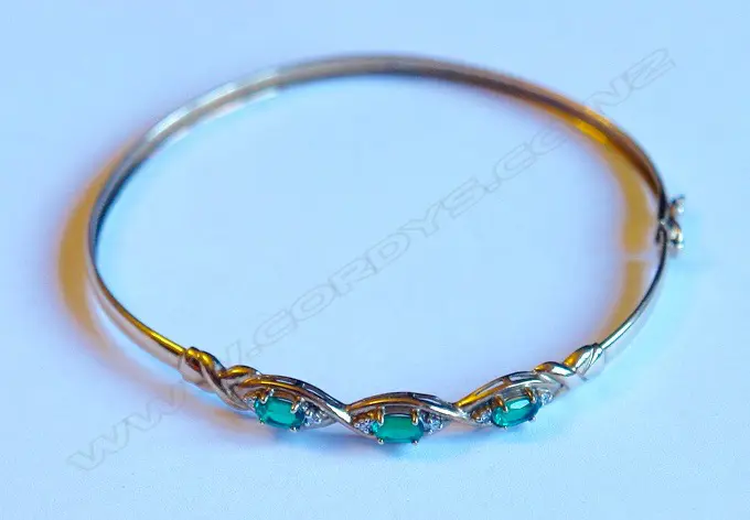 9CT GREEN GEM & DIAMOND SNAP BANGLE Image 1++
