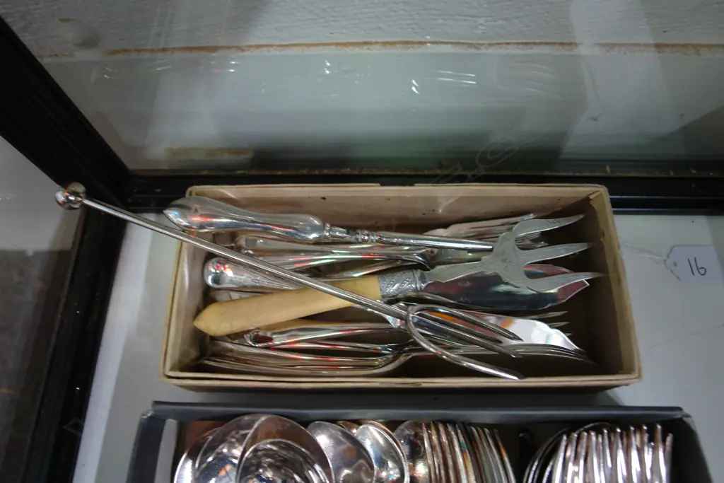 BOX EP FISH SET S/S BUTTON HOOK & 2 BREAD KNIVES Image 1++