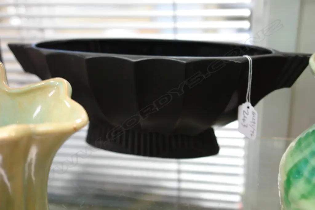 BLACK C.L. VASE Image 1++