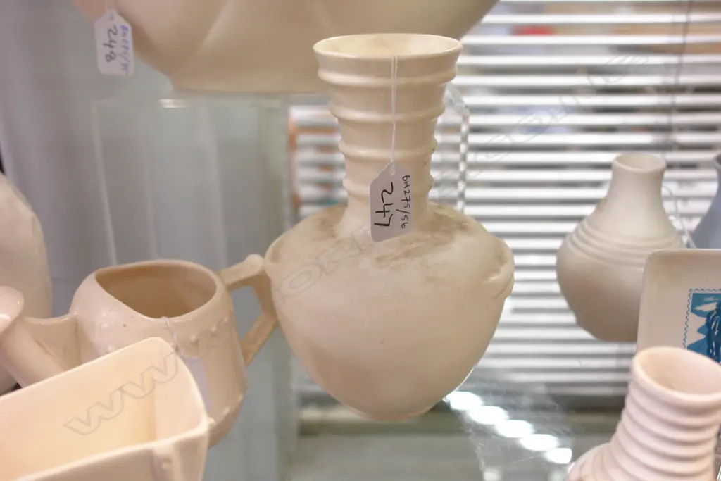 UNUSUAL C.L. VASE - WHITE Image 1++