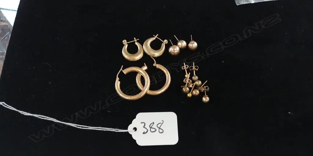 BAG OF 9CT GOLD, ETC, STUD EARRINGS 8gms Image 1++