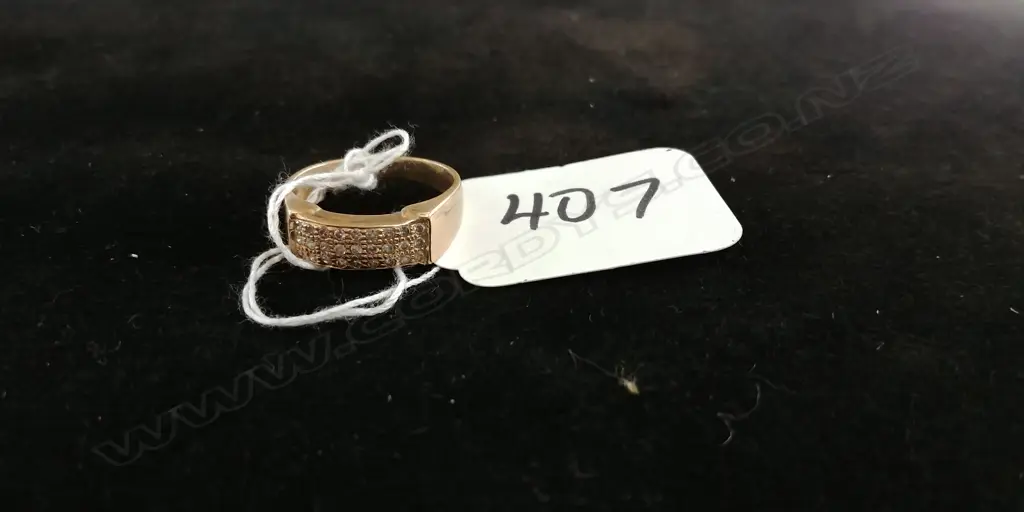 14CT GOLD AND DIAMOND BAND 3.7gms Image 1++