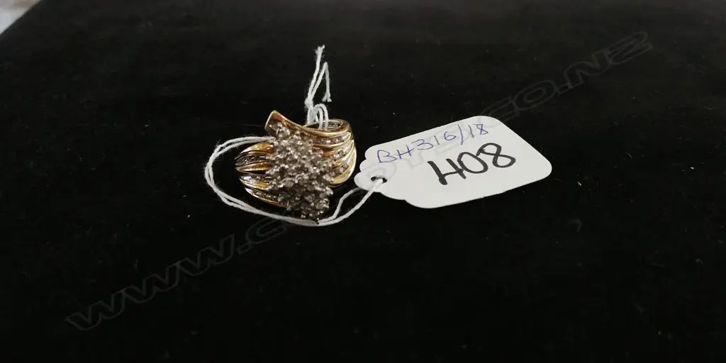 18CT GOLD AND DIAMOND RING 6gms Image 1++