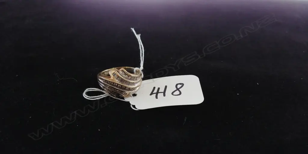10CT GOLD AND DIAMOND RING 6gms Image 1++