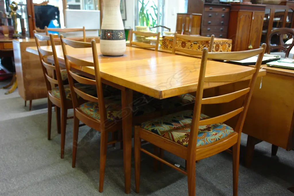 RETRO DINNING TABLE & CHAIRS Image 1++